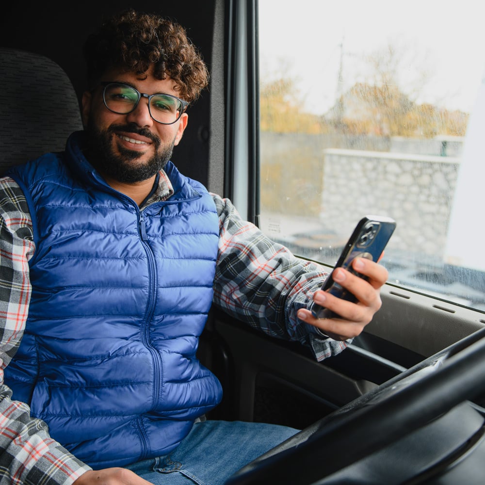 FleetX-for-whom-truck-driver-using-driver-app-SQ